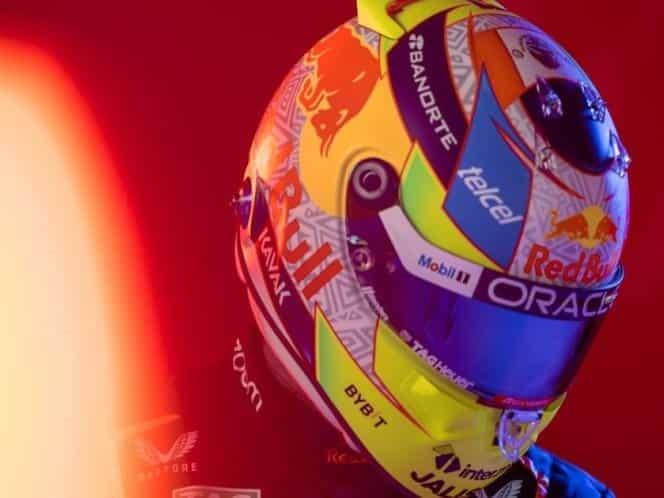 Checo Pérez presume su nuevo casco para el arranque de la F1