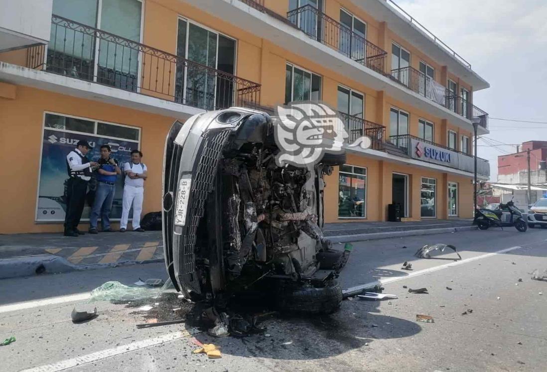 Se registra aparatosa volcadura de camioneta en calles de Orizaba