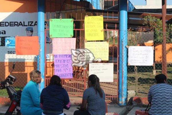 Toman primaria en Misantla; necesitan un maestro
