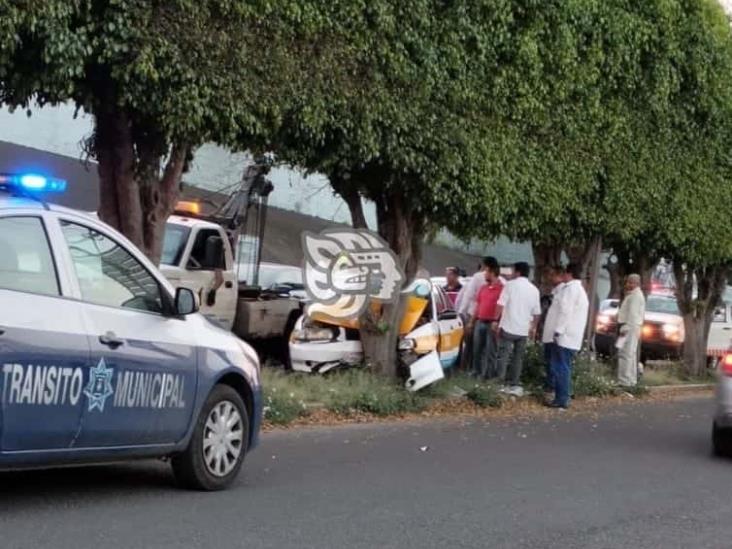 Taxista de Córdoba se desmaya y choca contra un árbol