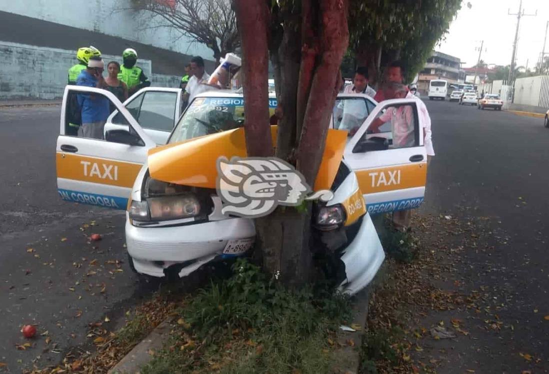 ¡Se desmaya! Taxista termina impactado contra un árbol en Córdoba