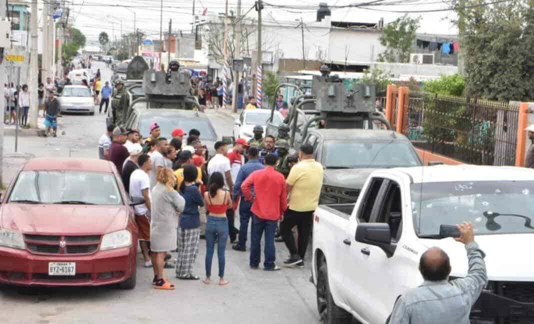 ¡Les avientan piedras! Se enfrentan elementos y familiares de 5 jóvenes presuntamente abatidos por militares en Nuevo Laredo