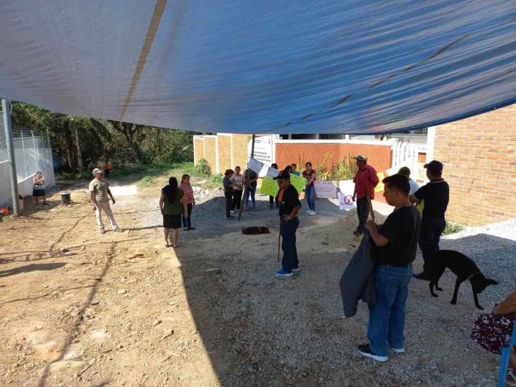 Padres de familia toman Telebachillerato en Córdoba; exigen salida del coordinador