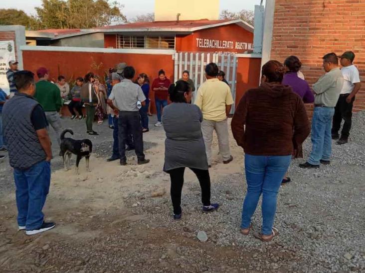 Padres de familia toman Telebachillerato en Córdoba; exigen salida del coordinador