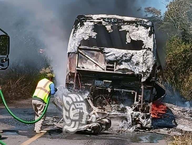 Autobús terminó calcinado en el tramo Catemaco-Hueyapan