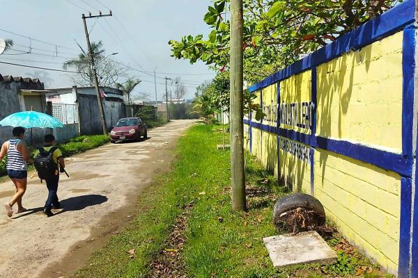 Evacuan a estudiantes tras incendio en la colonia Ejidal, en Coatzacoalcos