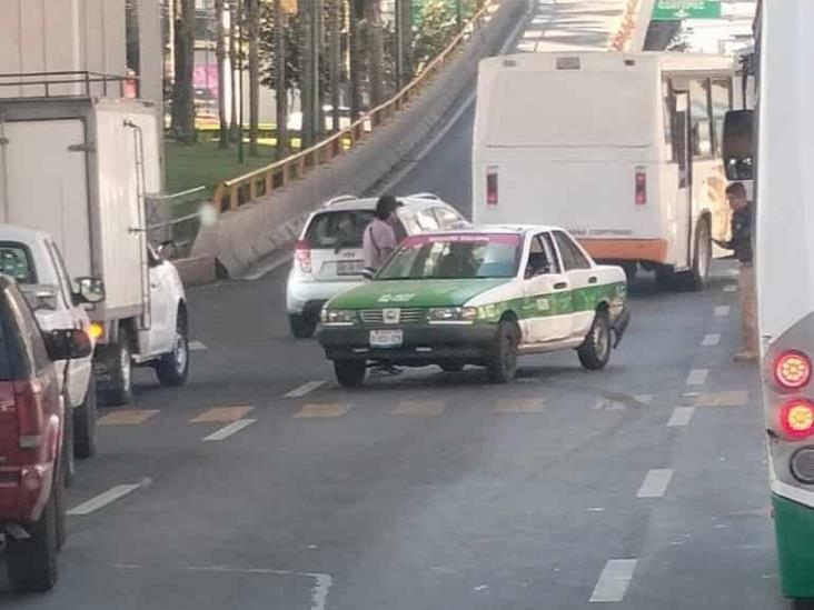 Chocan autobús y taxi en avenida de Xalapa