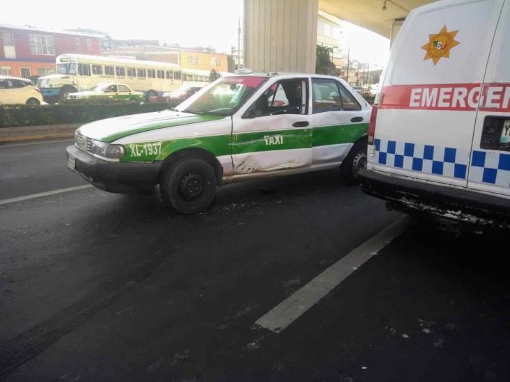 Chocan autobús y taxi en avenida de Xalapa