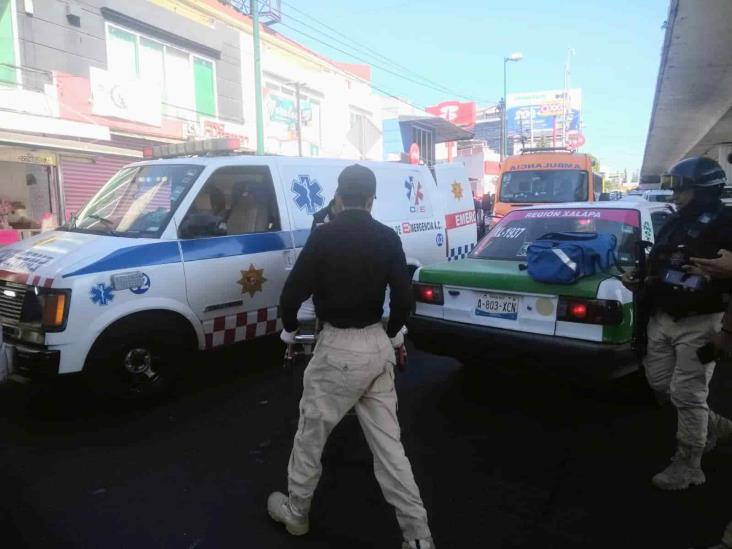 Chocan autobús y taxi en avenida de Xalapa