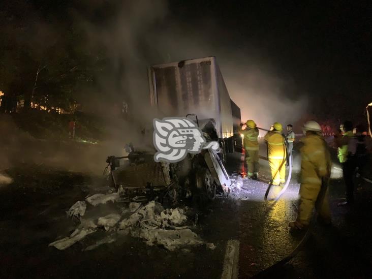 ¡Quedó hecha cenizas! Se incendia cabina de tráiler en Oluta (+Video) 