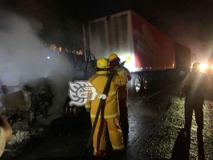 ¡Quedó hecha cenizas! Se incendia cabina de tráiler en Oluta (+Video) 