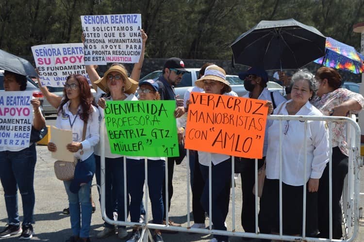 Extrabajadoras del puerto de Veracruz piden ayuda a Beatriz Gutiérrez