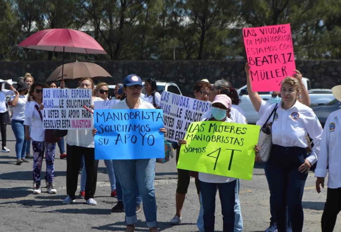 Extrabajadoras del puerto de Veracruz piden ayuda a Beatriz Gutiérrez