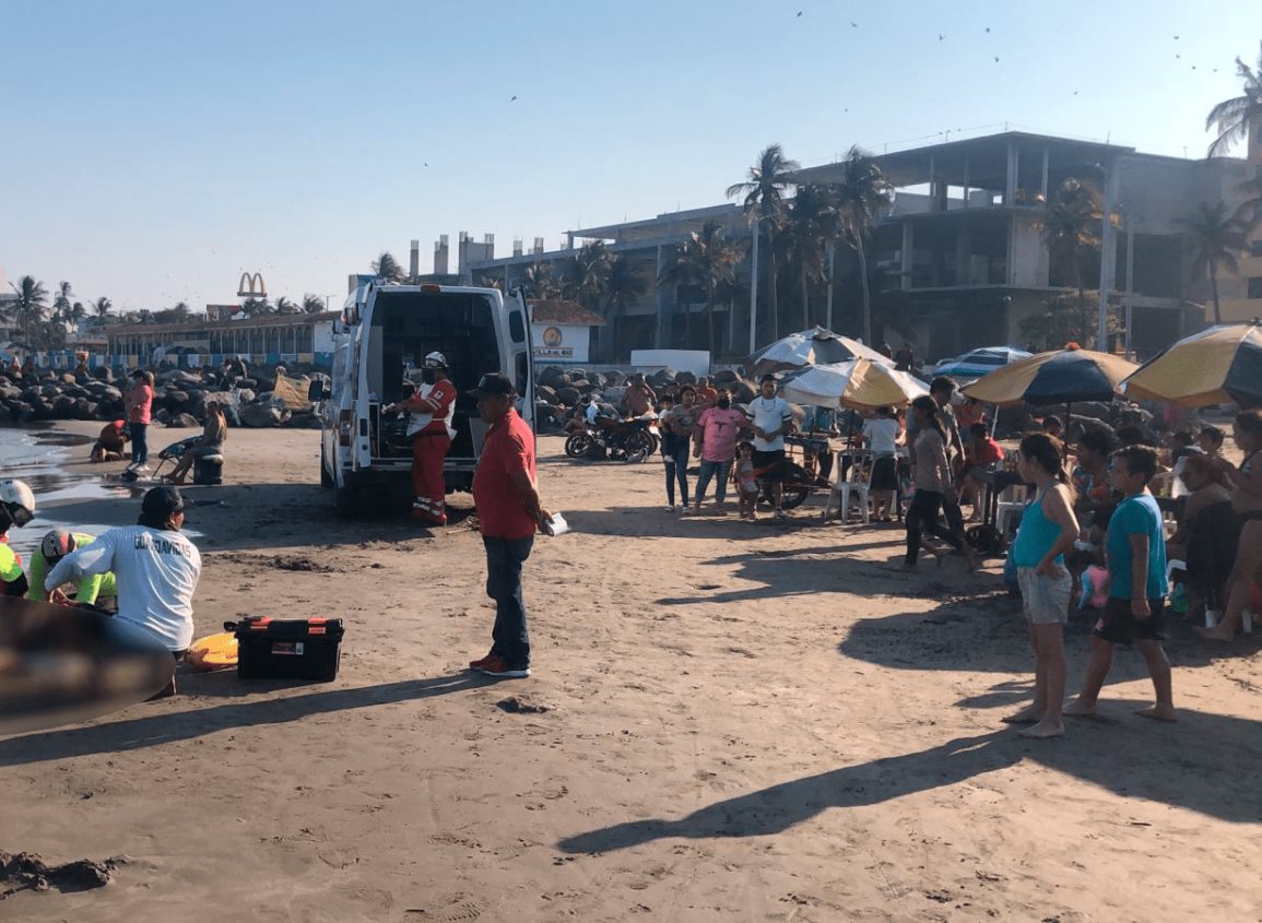 Rescatan a hombre en la playa Villa del Mar en Veracruz(+Video)