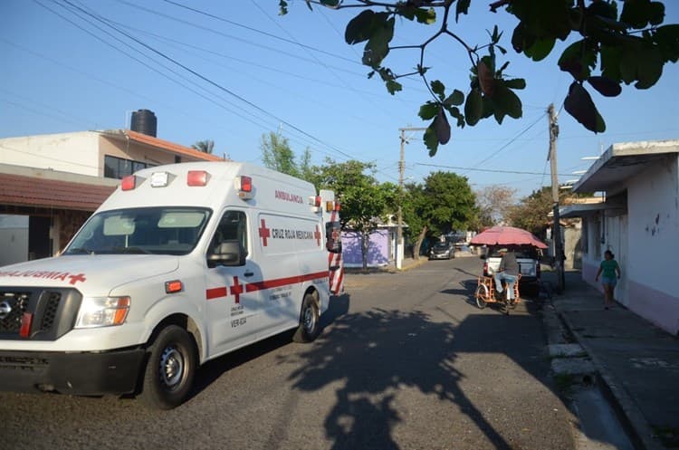 Se cae de la escalera en colonia de Veracruz y lo hospitalizan