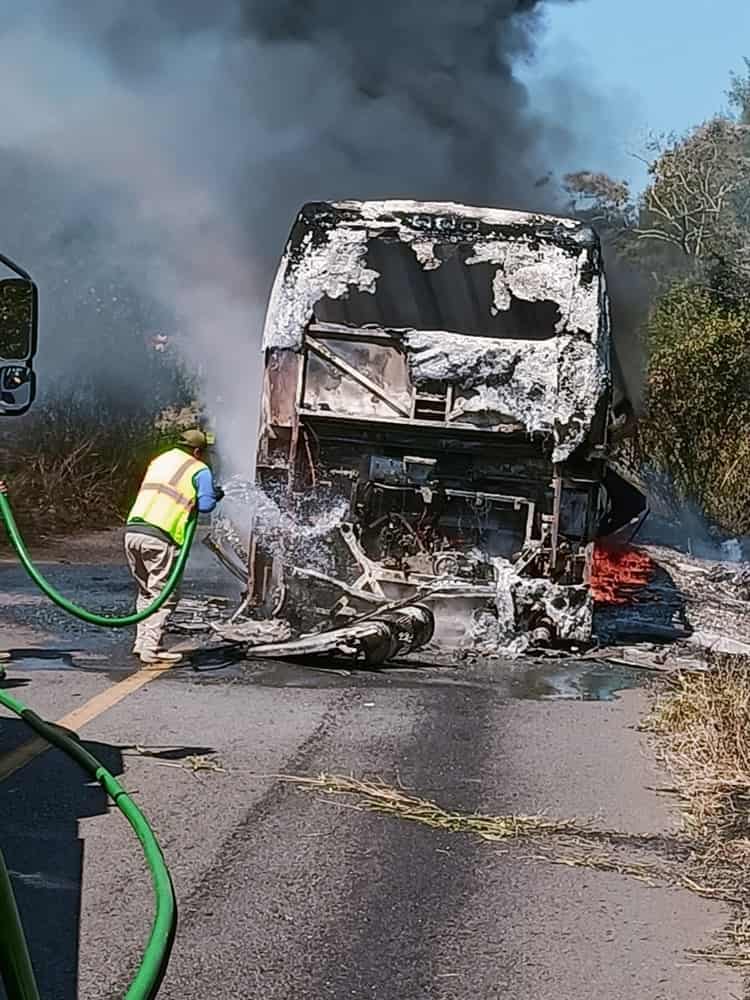 Se incendia autobús de pasajeros en Hueyapan de Ocampo