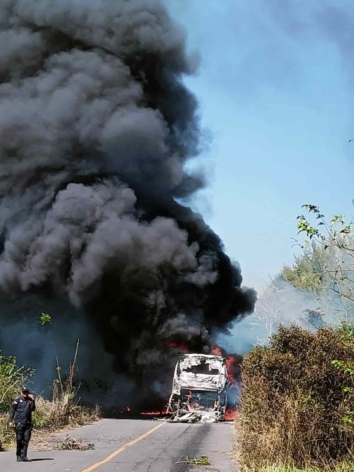 Se incendia autobús de pasajeros en Hueyapan de Ocampo