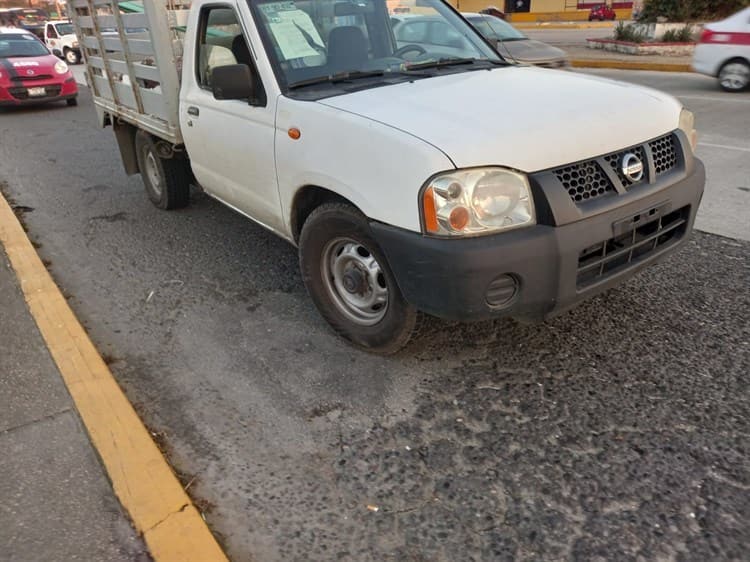 Mujer lesionada al chocar su moto contra camioneta en El Tesoro