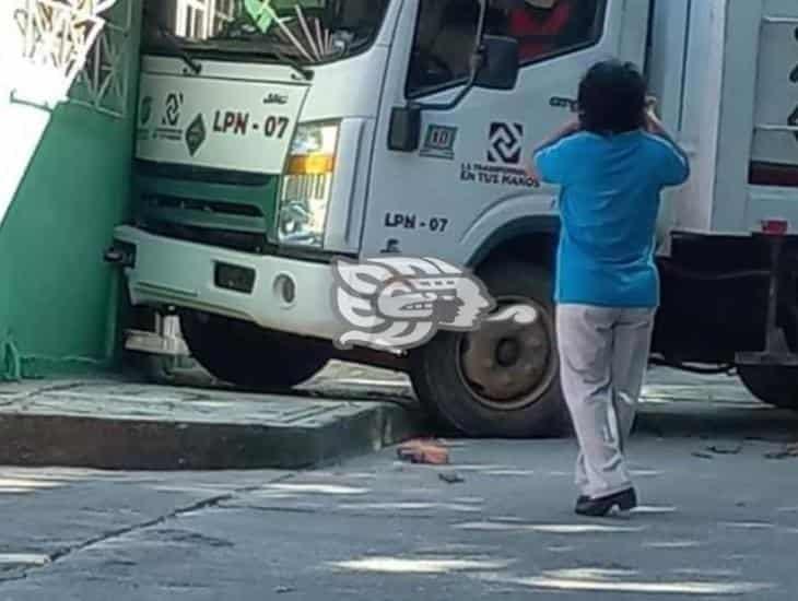 Camión recolector de basura terminó impactado contra una vivienda