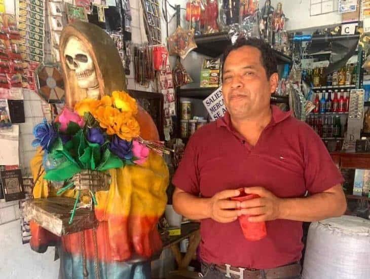 Acuden a mercados de Veracruz a comprar material para rituales para el primer viernes de marzo