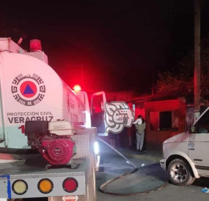 Se incendia domicilio en Huiloapan; aseguran 5 cilindros de gas