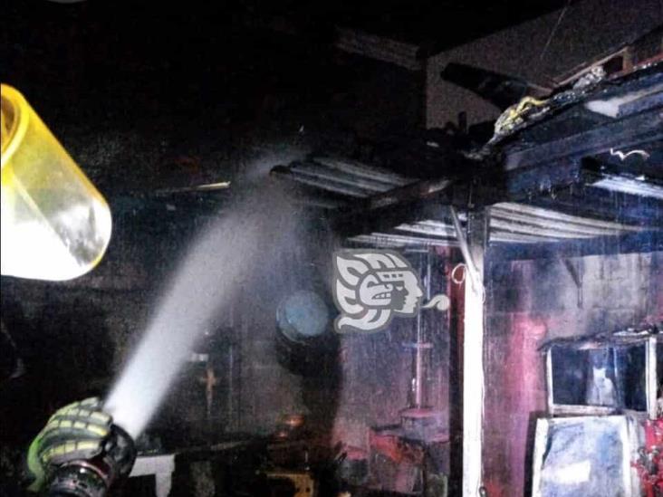 Se incendia domicilio en Huiloapan; aseguran 5 cilindros de gas