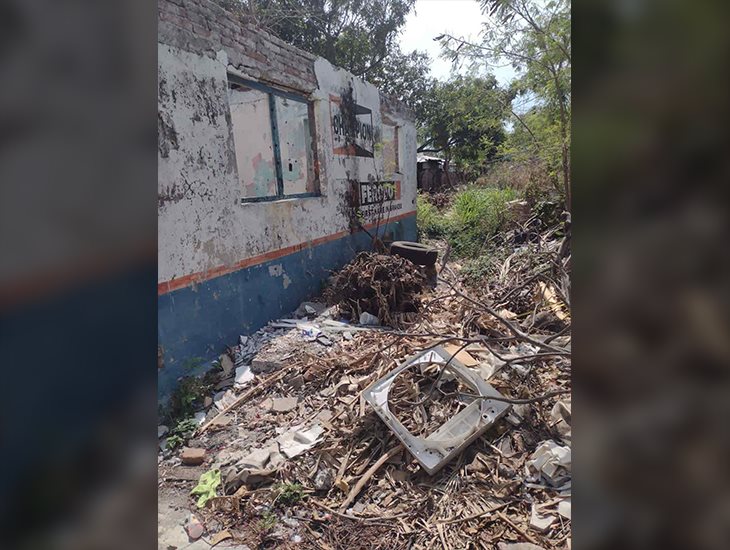 Inmueble abandonado y lleno de basura pone en peligro a transeúntes en Veracruz