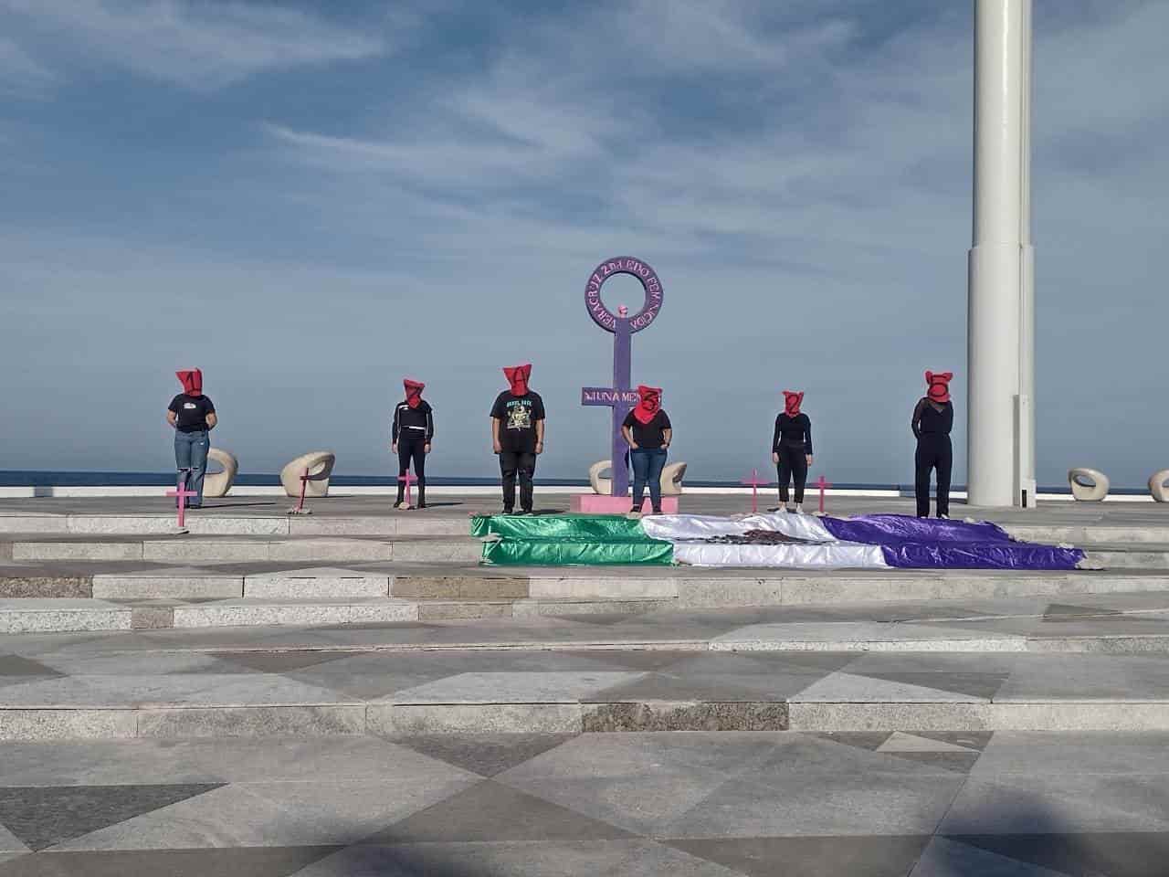 Colectiva feminista realiza performance 88 en la Antimonumenta de Veracruz(+Video)