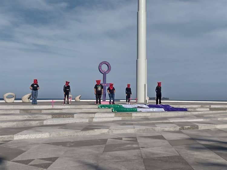 Colectiva feminista realiza performance 88 en la Antimonumenta de Veracruz(+Video)