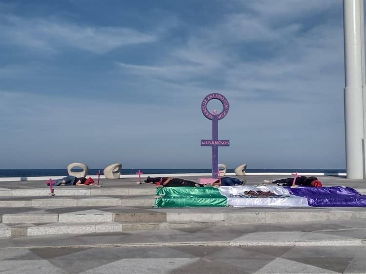 Colectiva feminista realiza performance 88 en la Antimonumenta de Veracruz(+Video)