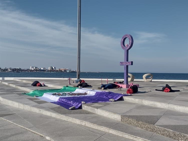 Colectiva feminista realiza performance 88 en la Antimonumenta de Veracruz(+Video)