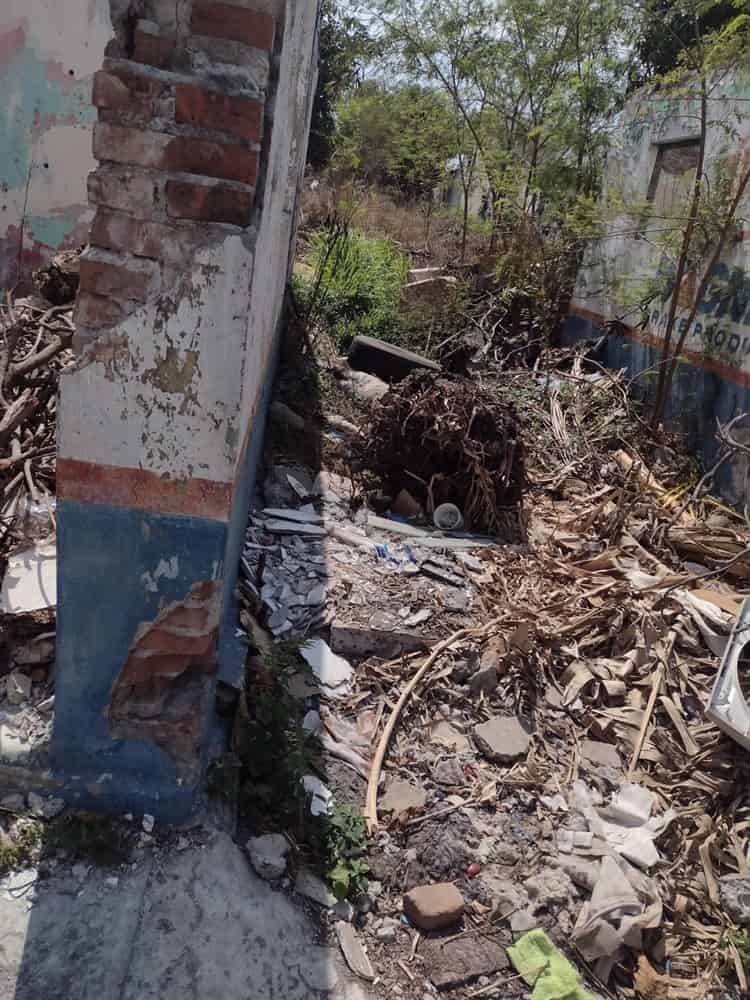 Inmueble abandonado y lleno de basura pone en peligro a transeúntes en Veracruz