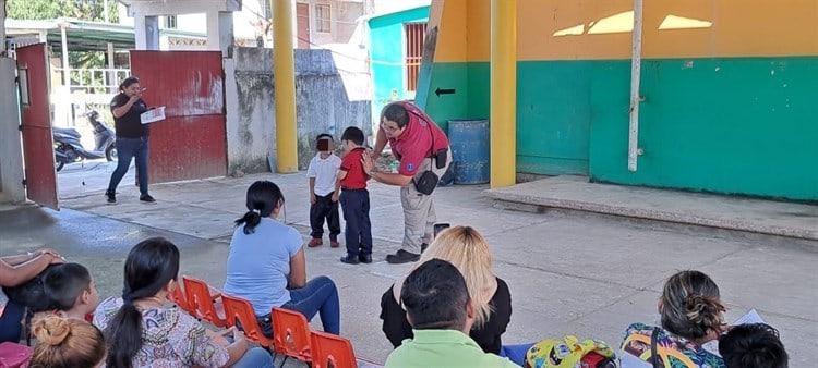 Capacitan a maestros y padres de familia en primeros auxilios para evitar incidentes en nivel preescolar