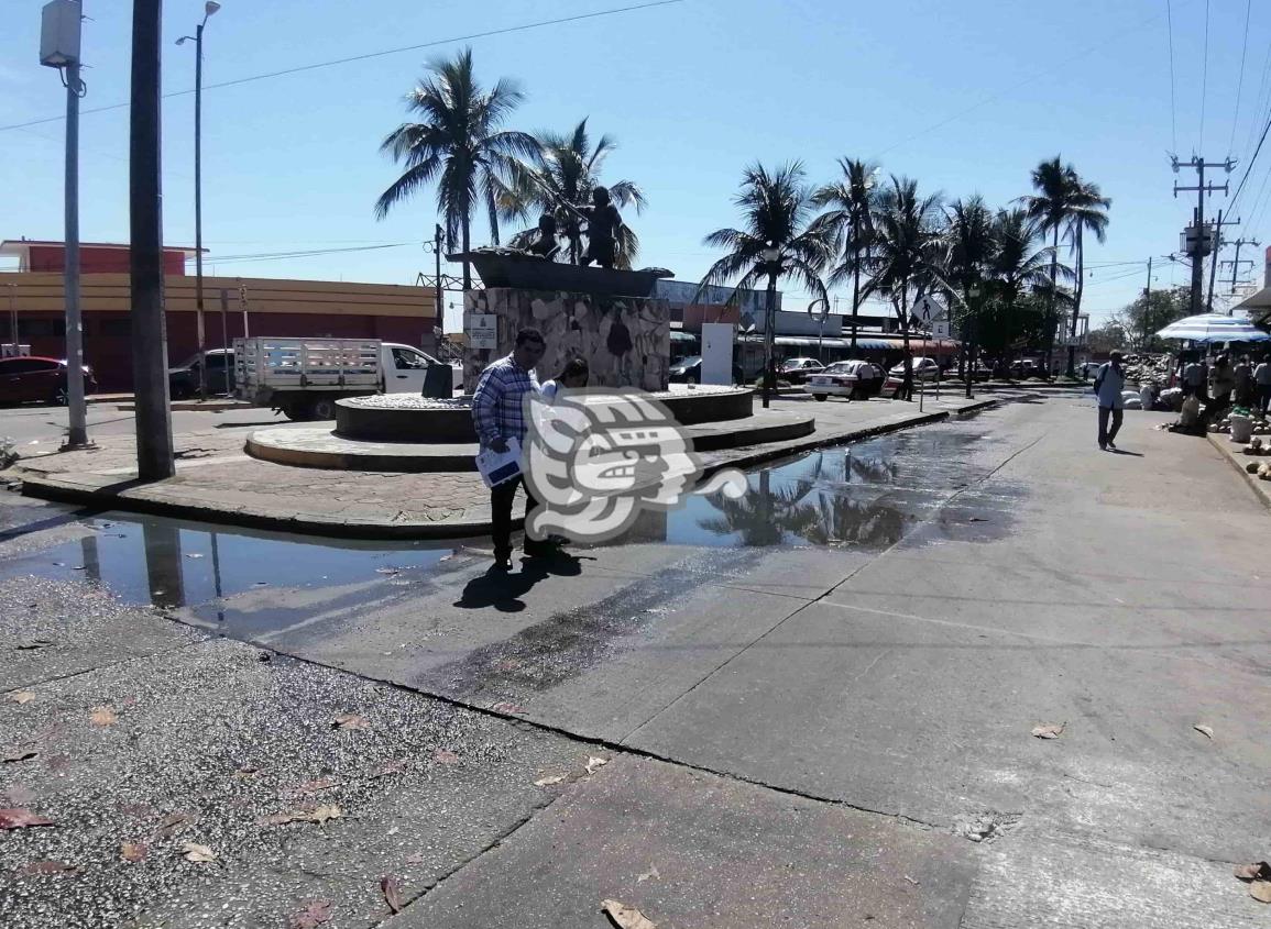 ¡Pestilencia! aguas negras encharcan el paso de lanchas en Coatzacoalcos