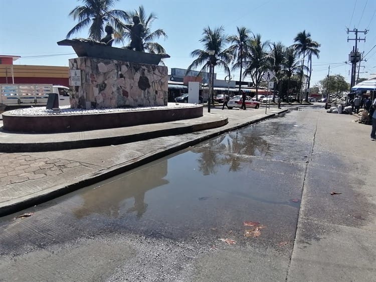 ¡Pestilencia! aguas negras encharcan el paso de lanchas en Coatzacoalcos