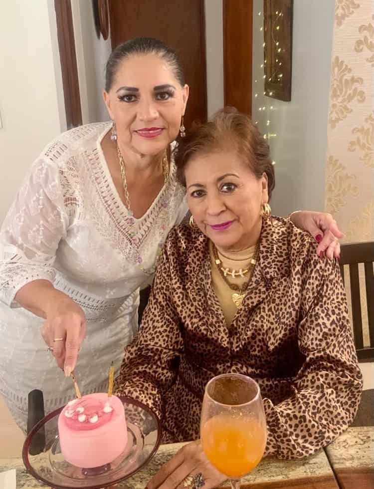 Lupita Vielma recibe felicitaciones por su cumpleaños