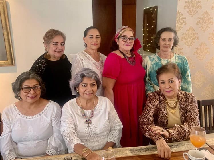 Lupita Vielma recibe felicitaciones por su cumpleaños