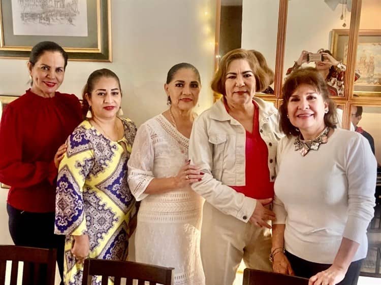 Lupita Vielma recibe felicitaciones por su cumpleaños