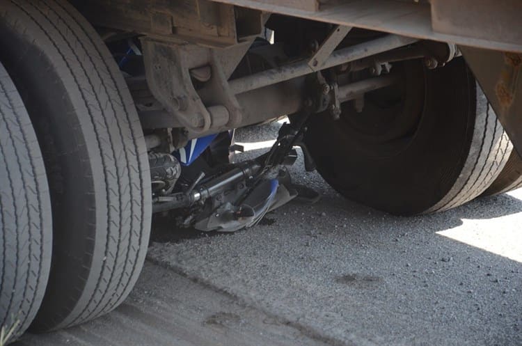 Jóvenes pierden la vida tras chocar contra tráiler en la caseta San Julián, en Veracruz (+Video)