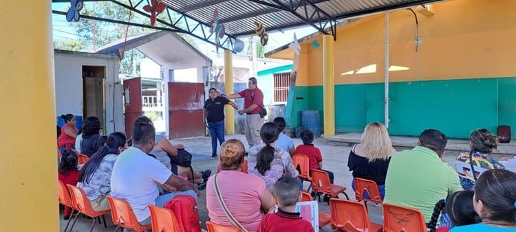 Capacitan a maestros y padres de familia en primeros auxilios para evitar incidentes en nivel preescolar