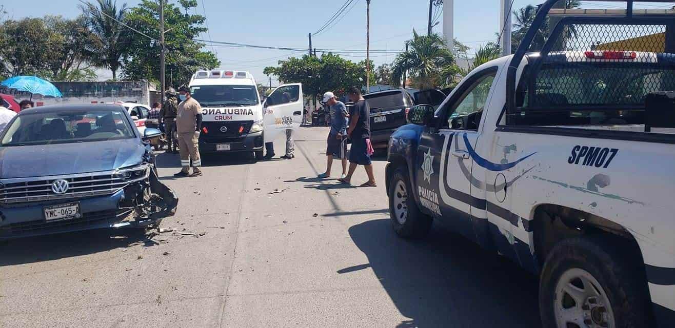 Camioneta impacta a automóvil en Cosamaloapan; no hubo lesionados