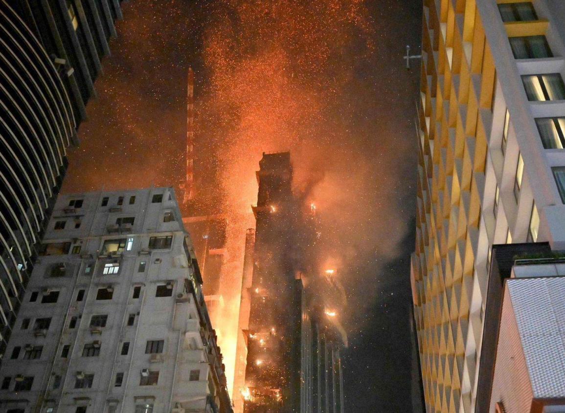 ¡Noche infernal en China! Se incendia rascacielos en el centro de Hong Kong