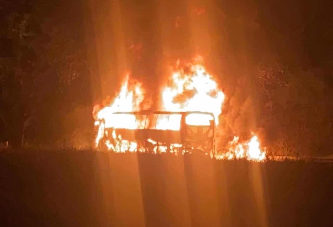 Se incendia autobús de turismo en la carretera Xalapa-Cardel a la altura de Corral Falso (+Video)