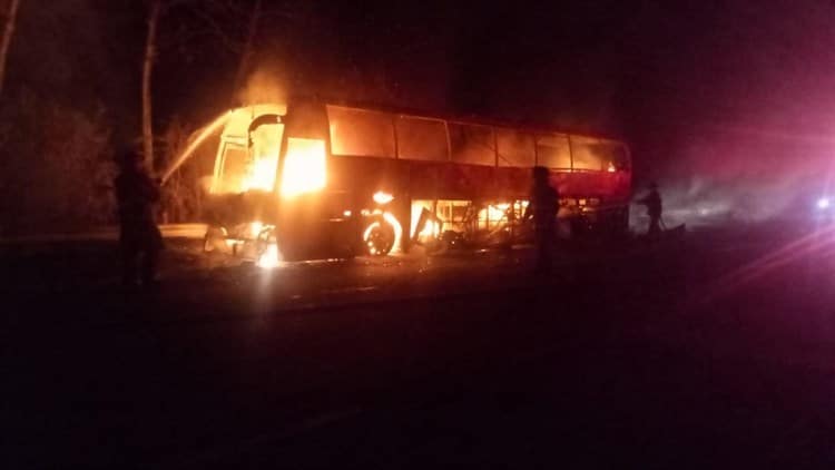 ¡Arde autobús en la carretera Xalapa-Cardel! peligran 45 pasajeros (+Video)