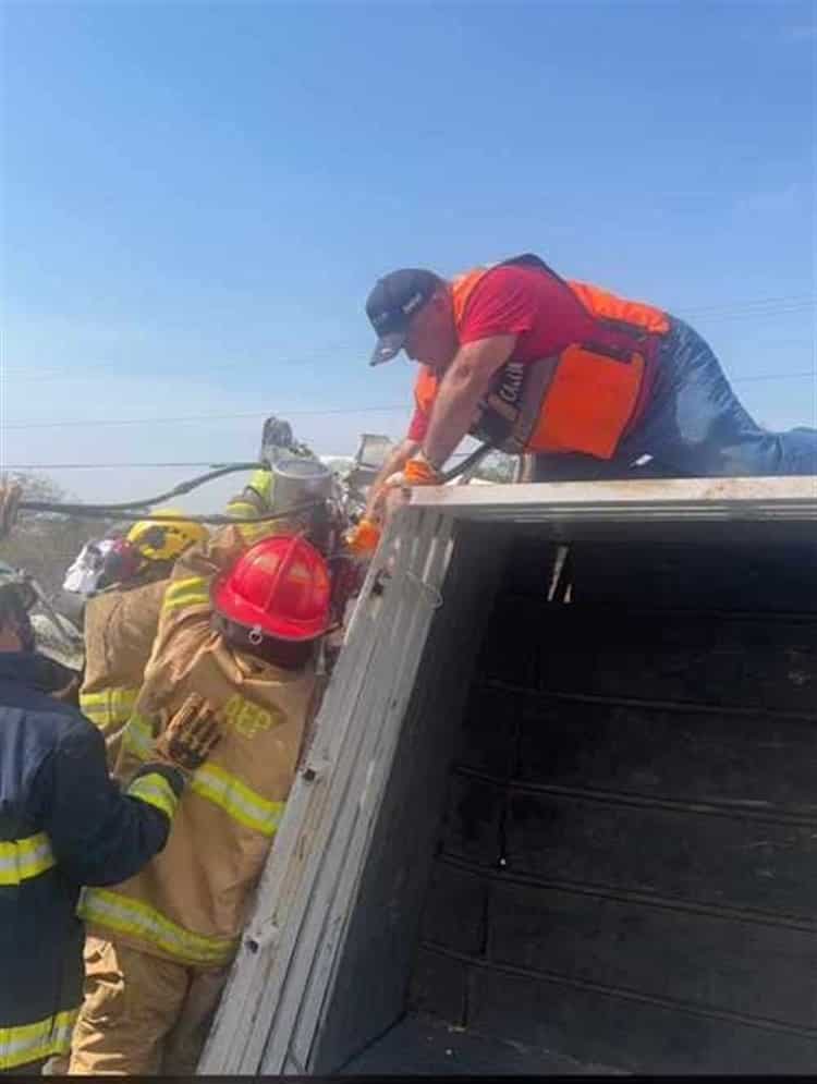 Conductora queda atrapada en camioneta tras choque en la Veracruz - Xalapa