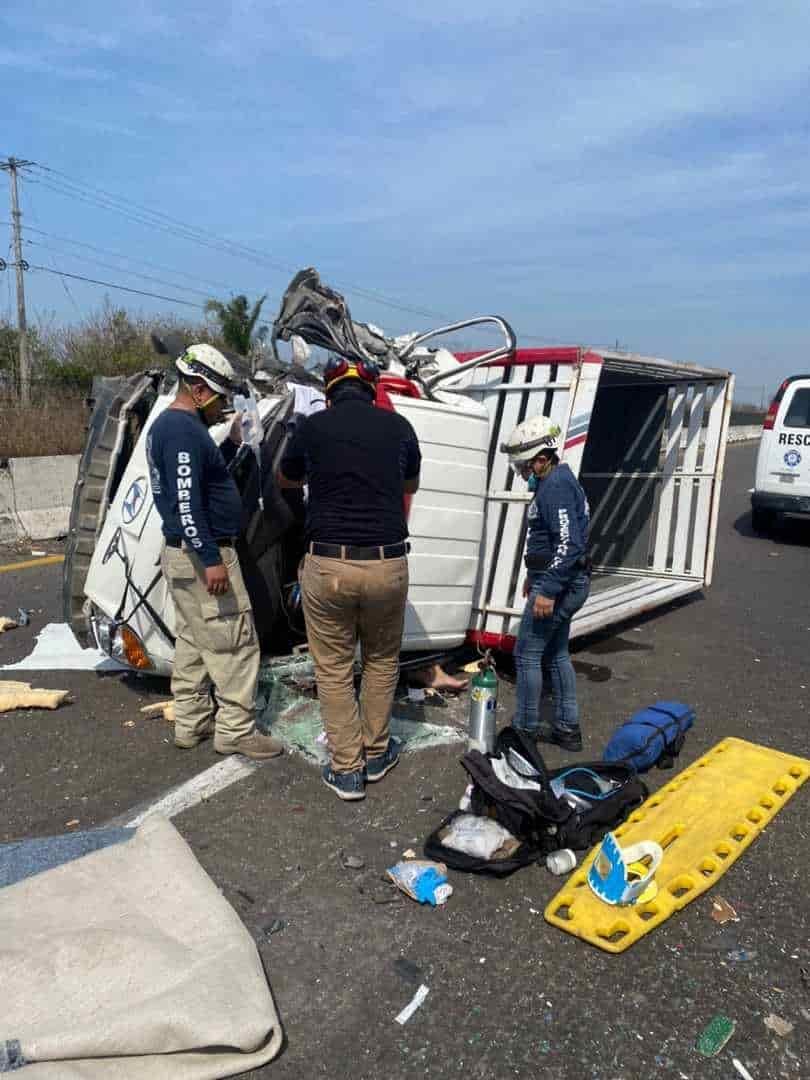 Conductora queda atrapada en camioneta tras choque en la Veracruz - Xalapa