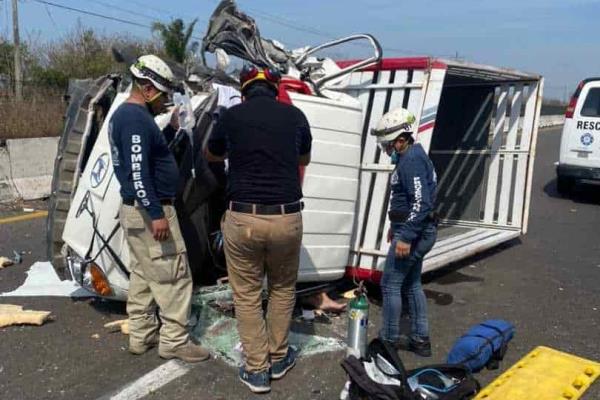 Conductora queda atrapada en camioneta tras choque en la Veracruz - Xalapa