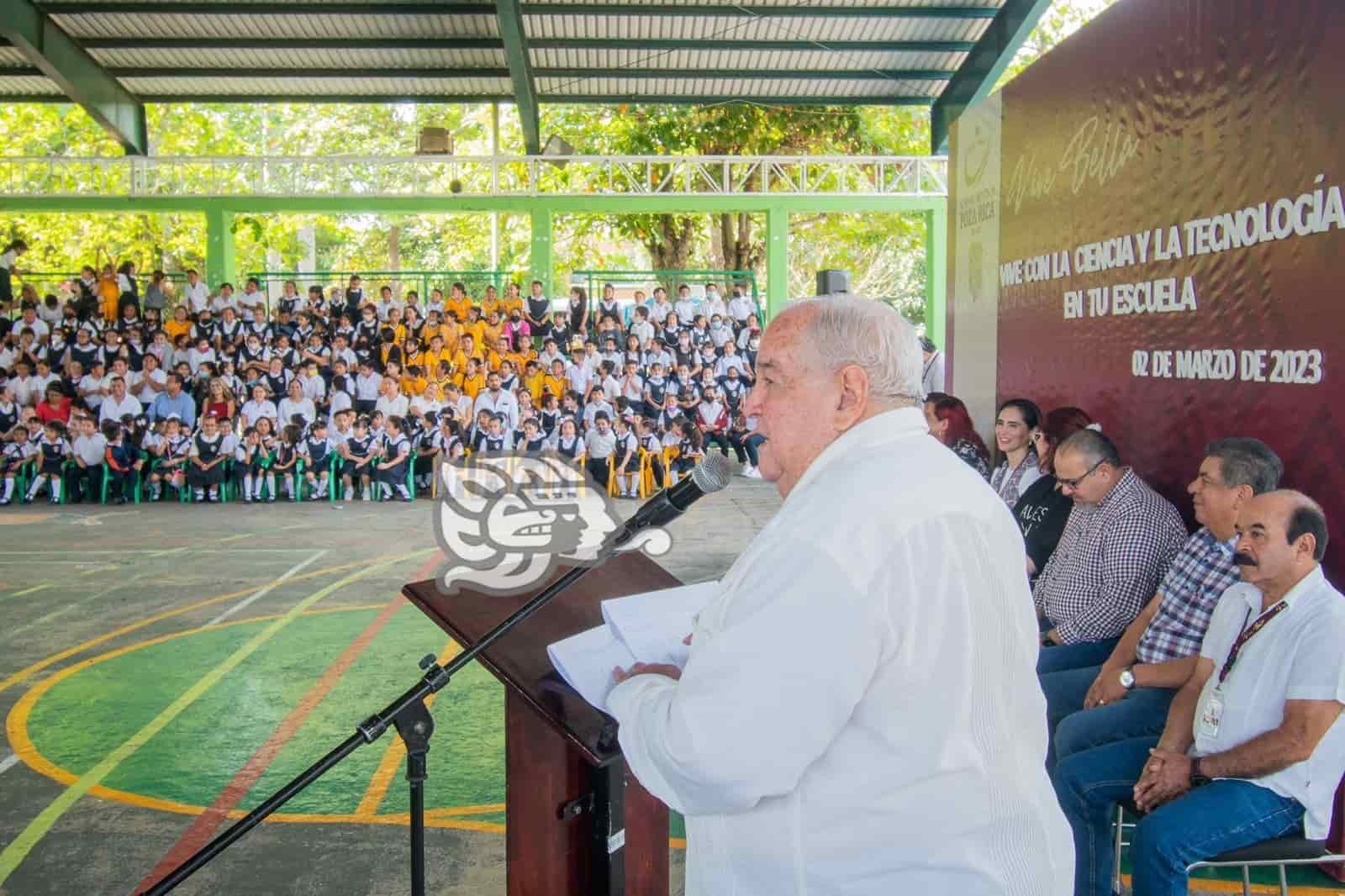 Alumnos de primaria piden a alcalde de Poza Rica les ponga la canción de Shakira durante evento