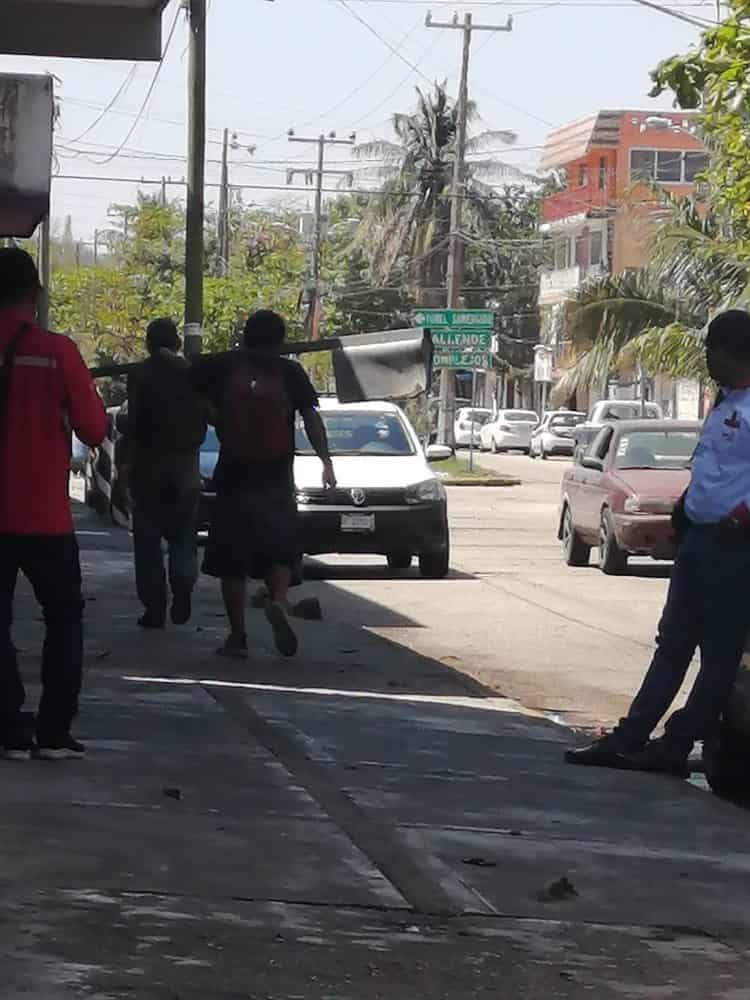 ¡Directo al fierro viejo! captan a malviviente robando señalamiento en Coatzacoalcos