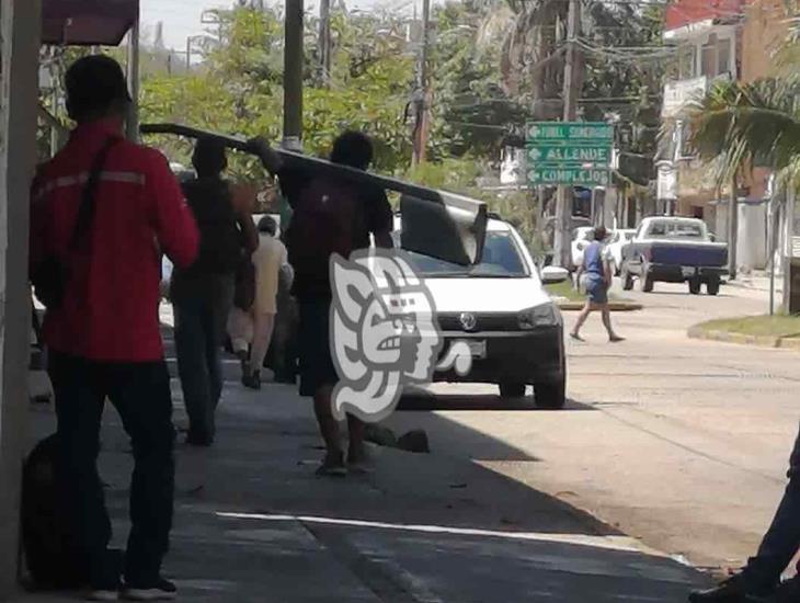 ¡Directo al fierro viejo! captan a malviviente robando señalamiento en Coatzacoalcos